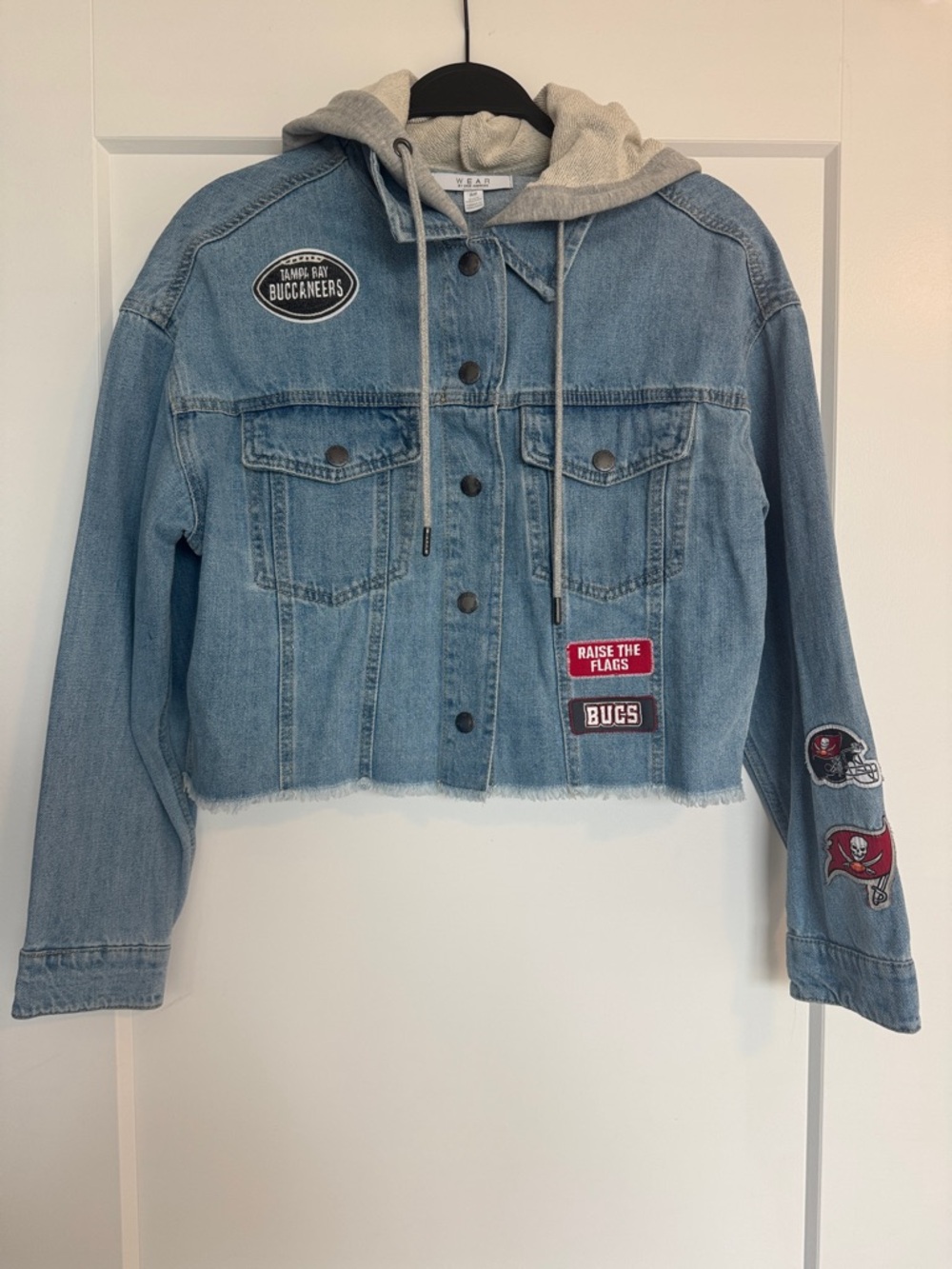 NFL TB Buccaneers WEAR by Erin Andrews Cropped Jean Jacket - M - NWT